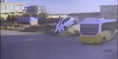 Gaziantep’te minibüs ile hafif ticari araç çarpıştı: 2 yaralı