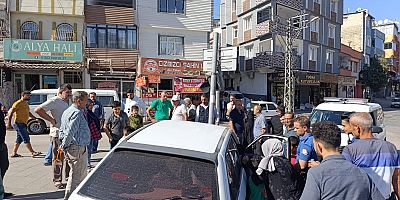 Gaziantep’te Otomobil Trafik Işıklarına Çarptı: 2 Yaralı