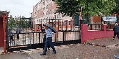 Gaziantep'te oy verme işlemi yoğun yağmur altında başladı