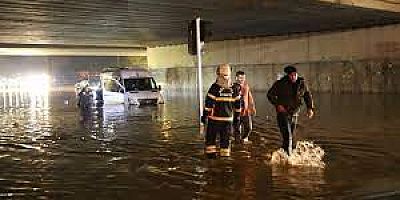 Gaziantep’te sağanak hayatı felç etti