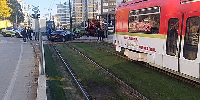 Gaziantep’te tramvay yoluna giren otomobil yürekleri ağza getirdi