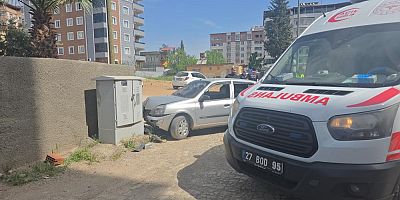 Gaziantep'te virajı alamayan otomobil duvara çarptı: 5 yaralı