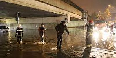 Gaziantep’te yağış nedeniyle köprülü kavşakta 5 araç sular altında kaldı