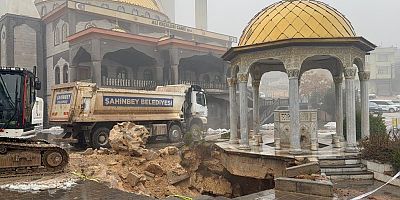 Gaziantep'te yoğun yağış sonrası cami avlusu çöktü