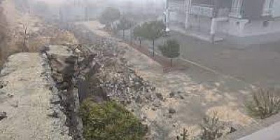 Gaziantep’te yoğun yağış sonrası istinat duvarı araçların üzerine çöktü