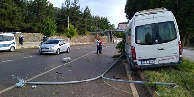 Gaziantep’te, yolcu minibüsü aydınlatma direği ile ağaca çarptı
