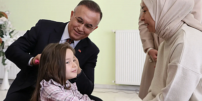 Gaziantep Valisi kızların saçını ördü