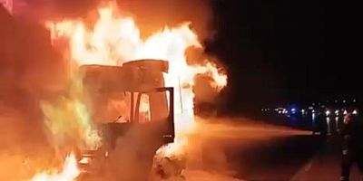 Gaziantep yolunda seyir halindeki tır alev alev yandı