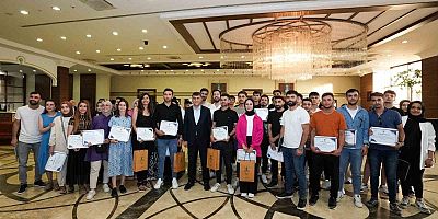 GENÇLERİN HAYALİ, BİR SONRAKİ KAREYİ ÜNİFORMALI ÇEKTİRMEK