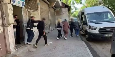 Göçmen kaçakçılarına operasyon: Elbise dolabından çıktılar