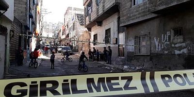 Husumetli aileler kavga etti, sokakta oynayan 3 çocuk tüfekle vuruldu