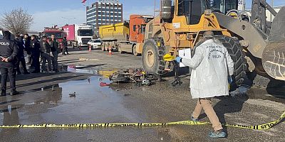 İş makinesinin altında kalan motosikletli hayatını kaybetti