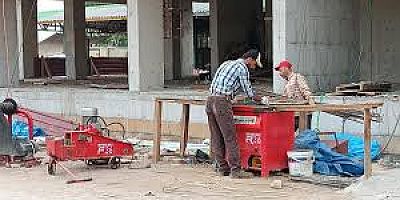 İşçiler, 1 Mayıs'ta da deprem konutlarında çalışmalarını sürdürdü