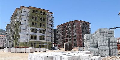 İslahiye'deki deprem konutlarında dış cephe çalışmaları yapılıyor