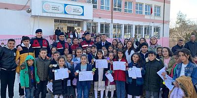 Jandarma, öğrencilerin karne heyecanına ortak oldu