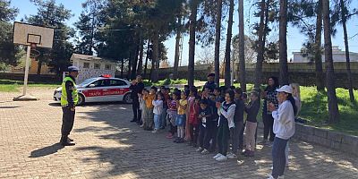 Jandarmadan ilkokul öğrencilerine temel trafik eğitimi