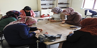 KADINLAR, SEDEF KAKMA İŞLEMECİLİĞİNİ ŞAHİNBEY TESİSİLERİNDE ÖĞRENİYOR