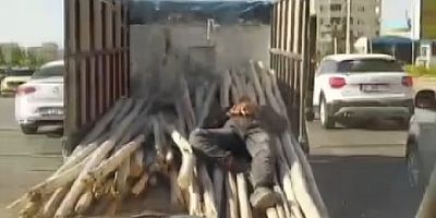 Kamyonetin kasasında uyuyan adamı görenler gözlerine inanamadı
