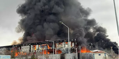 Kimya fabrikasında yangın! Patlama sesleri duyuluyor, dumanlar şehri kapladı