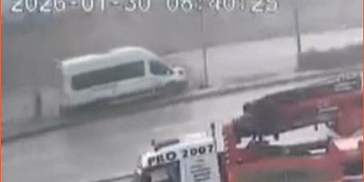 Kontrolden çıkan servis refüje çıktı: Ölümden saniyelerle kurtuluş kamerada