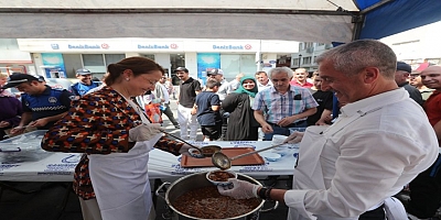 Milletvekili Bakbak ve Başkan Tahmazoğlu, Vatandaşlara Aşure İkram Etti