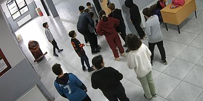 Nefes borusuna ekmek kaçan öğrencisini heimlich manevrasıyla kurtardı