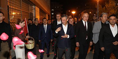 Özel’den Ali Doğan’a Övgü: “Nizip’te Büyük Hizmetler Yapılıyor”