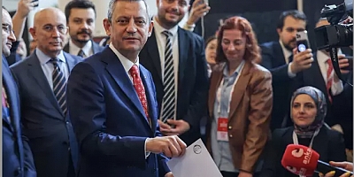 Özgür Özel yeniden CHP Genel Başkanı seçildi