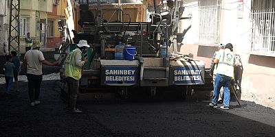 Şahinbey'de aşırı sıcaklara rağmen asfalt çalışmaları sürüyor