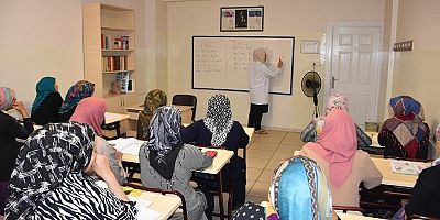 ŞAHİNBEY SOSYAL TESİSLERİNDE OKUMA YAZMA ÖĞRENİYORLAR