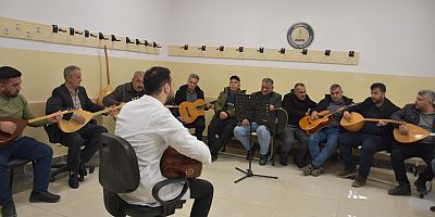 ŞAHİNBEYLİ ÇİFTÇİLER MÜZİK KURSUNDA GİTAR VE BAĞLAMA ÖĞRENİYOR