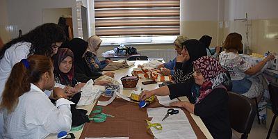 ŞAHİNBEYLİ KADINLAR KENDİ DİKTİKLERİ KIYAFETLERİ GİYİYOR