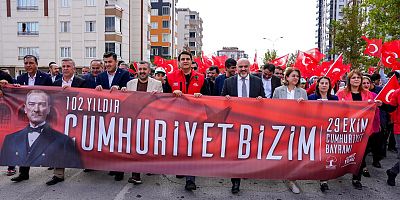 ŞEHİTKAMİL’DE GENÇLER, CUMHURİYET İÇİN YÜRÜDÜ