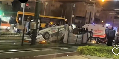 SON DAKİKA!! Gaziantep'te minibüse çarpan otomobil tramvay yoluna uçtu!