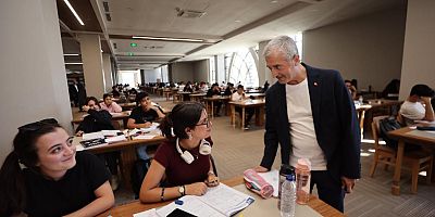 Tahmazoğlu, Şahinbey Millet Kütüphanesi’nde öğrencileri ziyaret etti