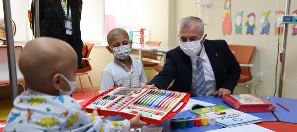 Tahmazoğlu'ndan lösemili çocuklara moral