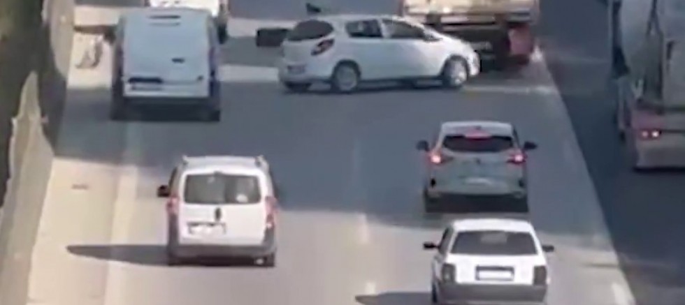 Tırın kopan lastik kaplaması, zincirleme kazaya sebep oldu